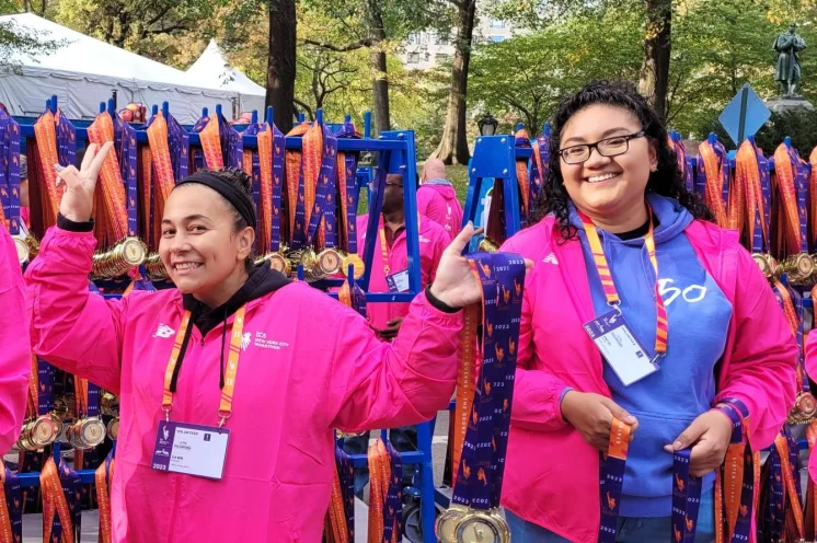 Im Ziel im Central Park erwartet euch eine besonders schöne Medaille