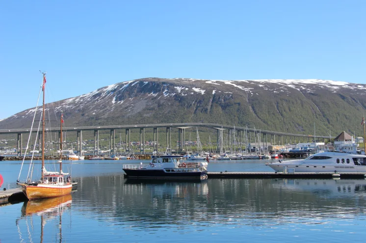Das Wahrzeichen vom Tromsö und Herausforderung auf der Marathondistanz: die Tromsøbrua („Tromsø-Brücke“) - gut einen 1 km lang.