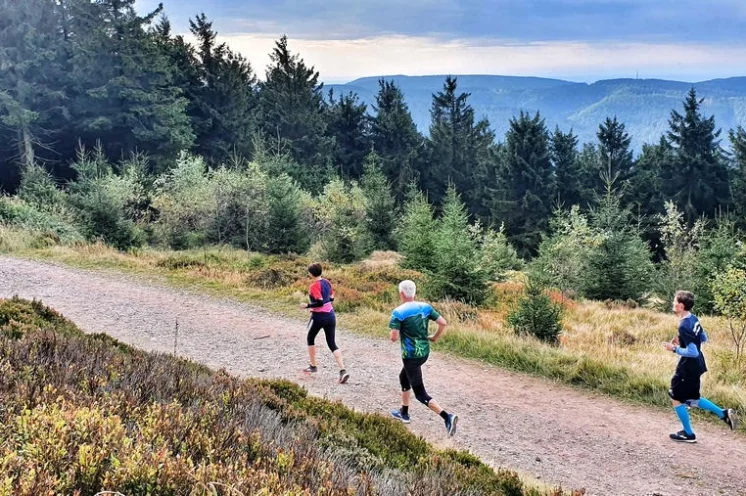 Laufen bei herrlichem Panoramblick an der Schmücke