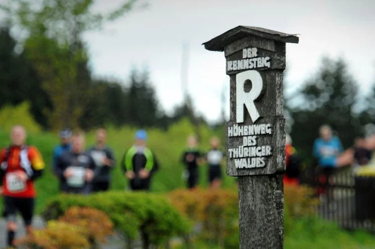 Auf historischem Pfad mit dem "R" für Rennsteig immer unterwegs