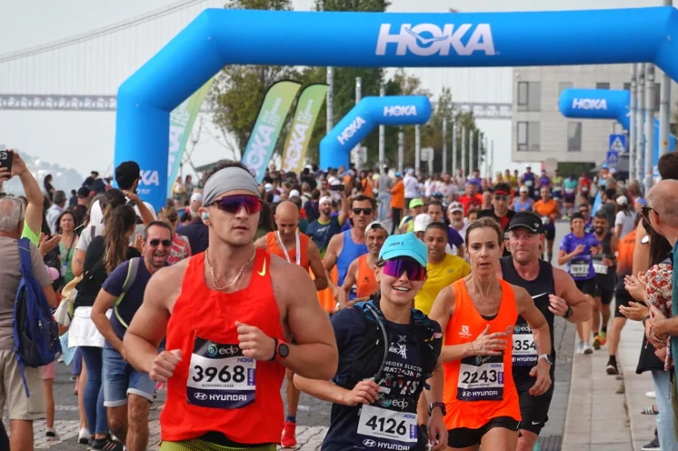 Kurz vor dem Zieleinlauf führt der Kurs nochmal durch Lissabons wundervolle Altstadt