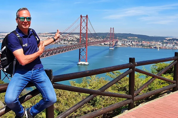Reiseleiter Tino ist Lissabon Experte und wird Sie laufend begleiten