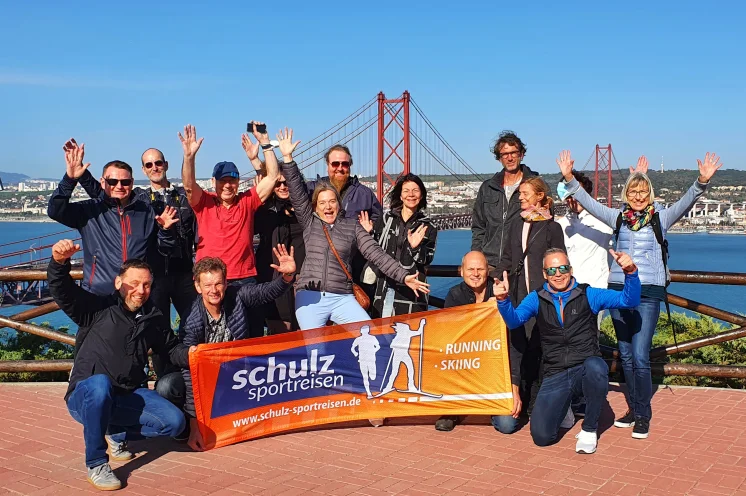 Wir schulzi's auf dem Dach Lissabons, bei der riesigen Christo Rei Statur