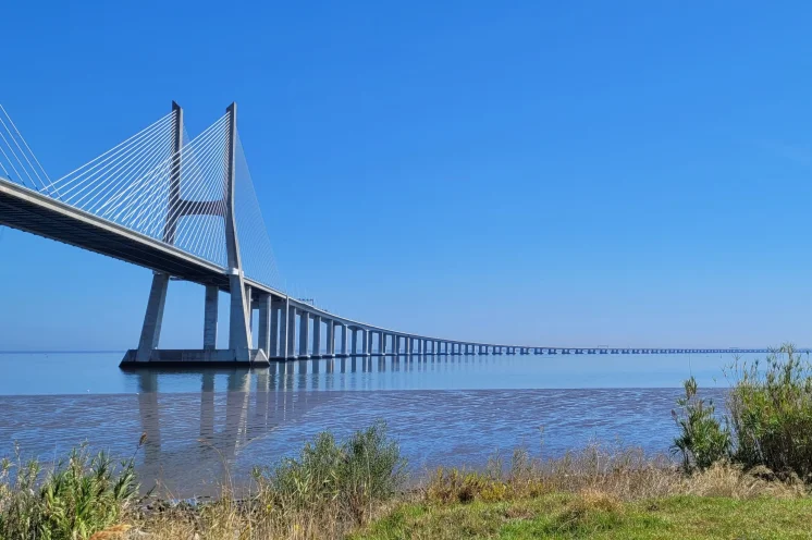 Auf der beeindruckenden Ponte "Vasco da Gama" startet der HM und die 8,5km 