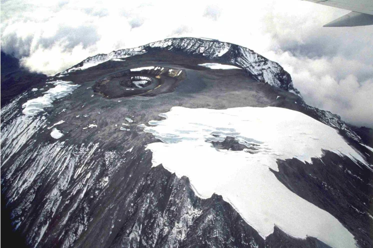 Unsere Leidenschaft seit über 20 Jahren; Majestätischer Kilimanjaro - Blick aus dem Flieger vom 26. Januar 2001 - einfach einmalig und schön