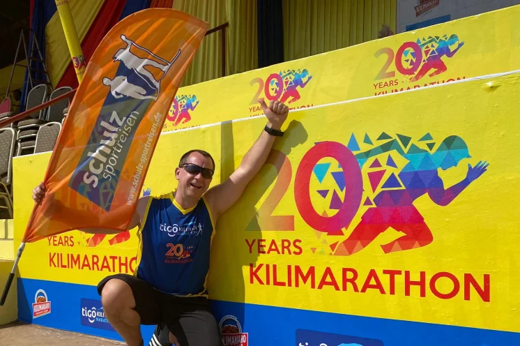 Volle Power beim Kilimanjaro Marathon - laufen mit dem Kili im Rücken und dem Ziel vor Augen 
