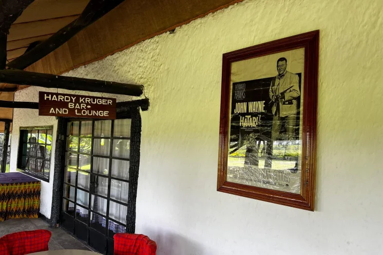 Auf den Spuren von Hardy Krüger - unterwegs im Arusha Nationalpark, wo Filmgeschichte und Naturerlebnis ens werden 