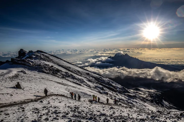 Sonnenaufgang am Stella Point - ein magischer Moment auf 5.756 Meter Höhenur noch 150 Hm bis zum Uhuru Peak (Foto: Wilhelm Lilge)