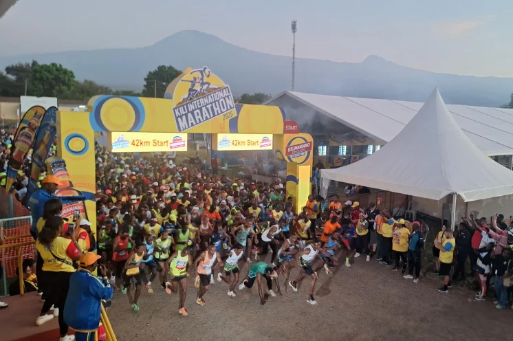 Sonnenaufgang, Spannung, Startschuss! Um 6:30 Uhr geht's los beim Kilimanjaro Marathon in Moshi