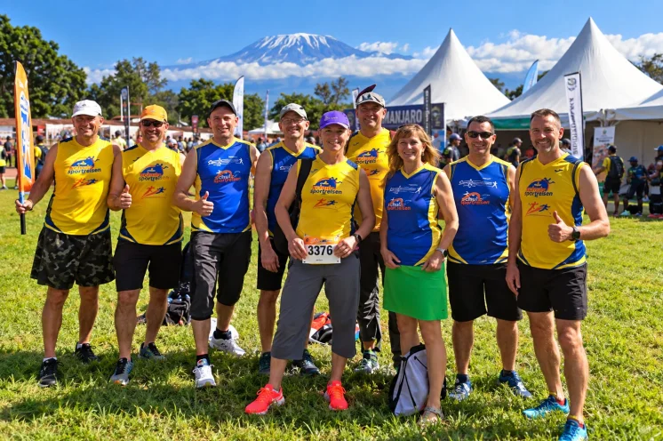 Beste Stimmung bei der Abholung der Startunterlagen – der Kilimanjaro immer