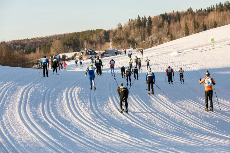Typisches Landschaftsbild am Anfang der Strecke, immer leicht hügelig und breit angelegte Laufstrecke 