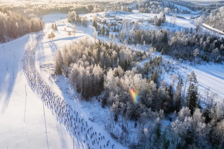 Die Strecke ist insgesamt recht breit angelegt, meist mit 8 - 12 Loipen