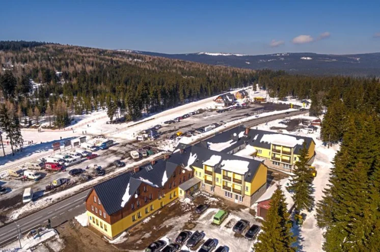 Unser Basecamp, das Biathlon & Spa Hotel, liegt direkt gegenüber der Loipe