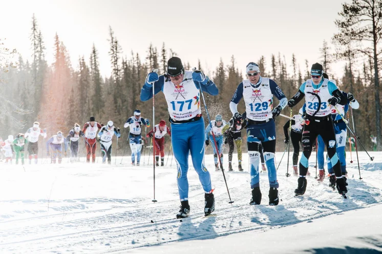 Das Rennen hat einen historischen Hintergrund, der bis ins Jahr 1884 zurückreicht, als der Polarforscher Adolf Erik Nordenskiöld seine Mannschaft bei einer Expedition eine unglaublich lange Strecke zurücklegen ließ