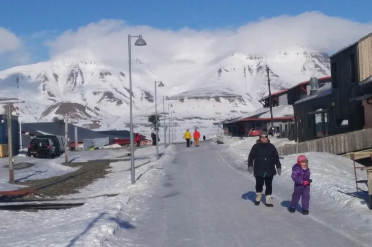Durch die ca. 2000 Einwohner zählende Stadt führt eine kleine Einkaufsmeile, die alles zu bieten hat, was es für arktische Wintererlebnisse und einen Skimarathon braucht. Gute Restaurants und Bars fehlen auch nicht.