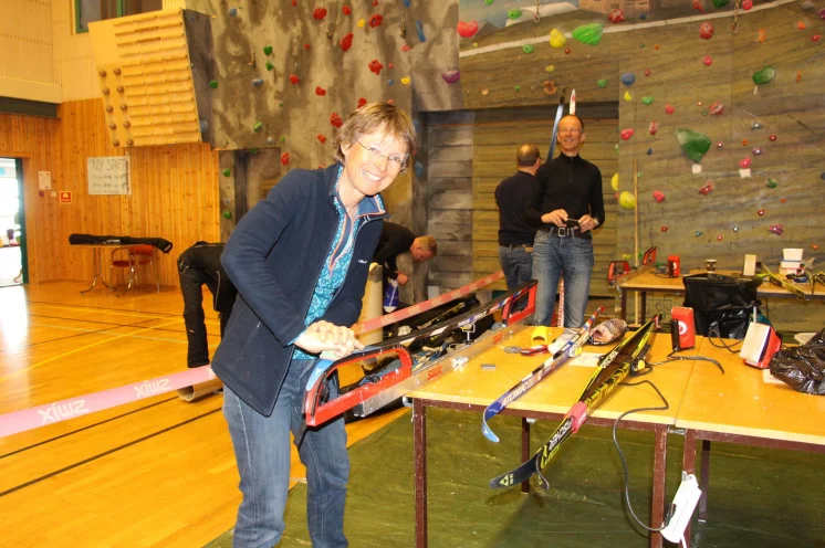 Vorbereitung zum Ski-Marathon: Es geht gelassen zu. Gewachst wird in der örtlichen Sporthalle, wo auch die Startnummernausgabe stattfindet.