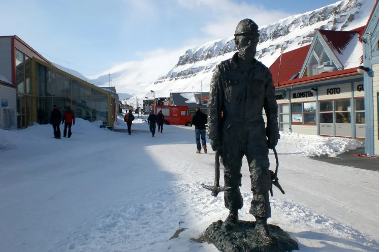 Die Historie des Archipels ist überall in der Hauptstadt Longyearbyen sicht- und spürbar. Bei einer gemeinsamen Tour durch die Stadt gibt's viel Interessantes zu hören und zu sehen.