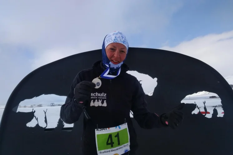 Ines (schulz sportreisen) im Ziel 2017 nach einem durchaus stürmischen Ski-Abenteuer und auf damals noch anderer Strecke.