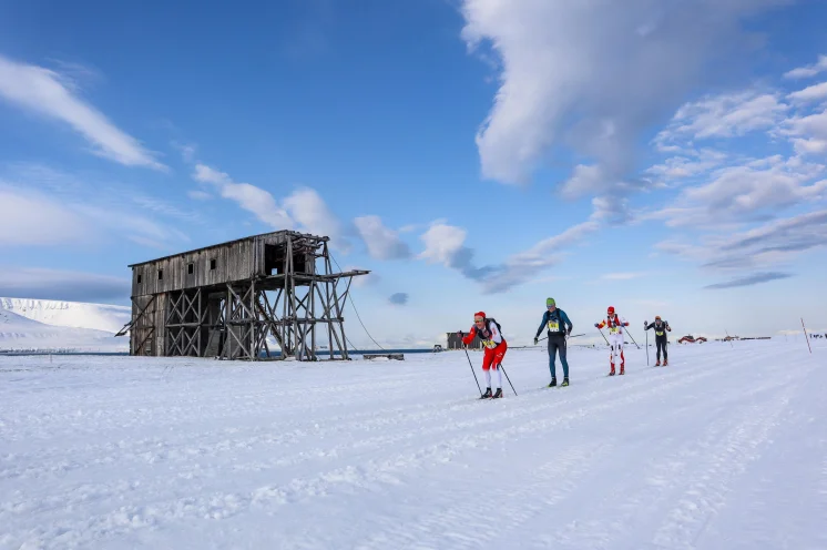 Teils geht es an Relikten aus der Zeit des Kohleförderung vorbei. Es mutet an, als wäre man in einer anderen Welt.