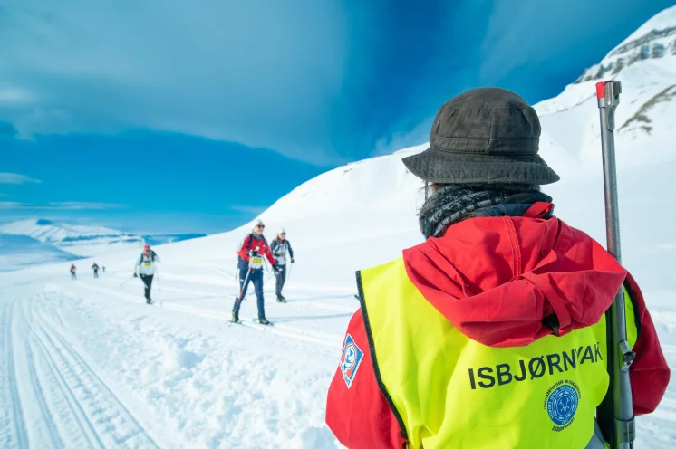 Spitzbergen ist die Heimat der Eisbären - insofern wird die Strecke bewacht. Praktisch besteht keine Gefahr.
