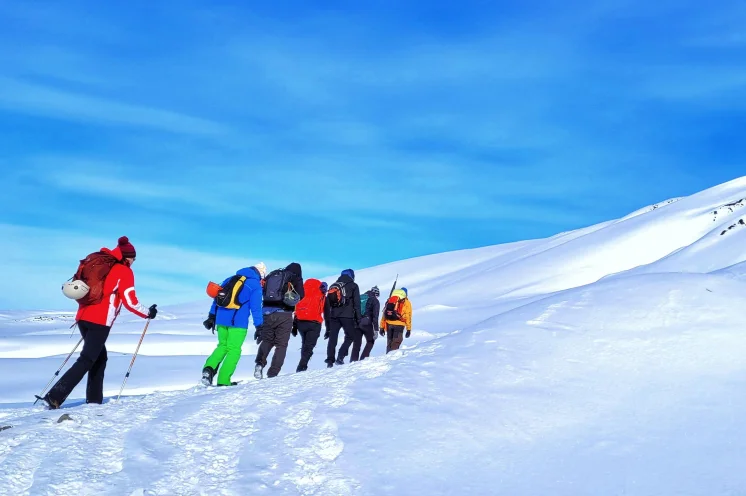 Auf einer Wanderung durch die arktische Wildnis geht es auf Longyearbyens Hausberg und auch zu einer beeindruckenden Eishöhle
