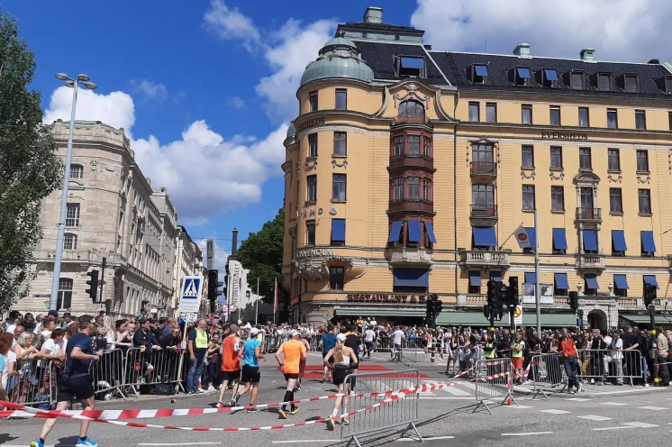 Begeisterte Zuschauer an jeder Straßenecke