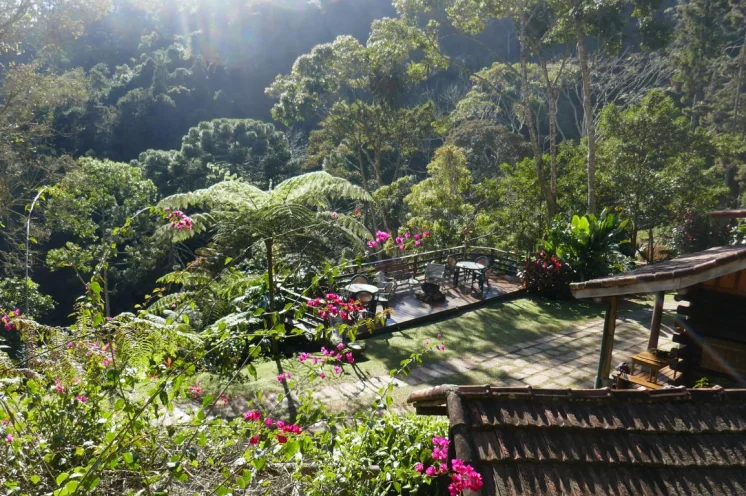 Die Lodge befindet sich in atemberaubender Kulisse, Mitten im Regenwald und nicht weit entfernt von Rio