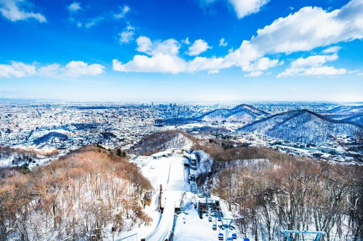 Ausblick  von der Okurayama Skisprungschanze - Olympiaort von 1972 Sapporo in Japan