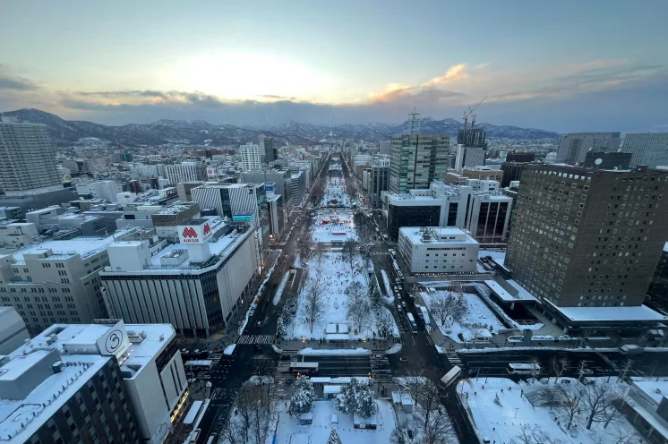 Neben dem Rennen besuchen wir die 2-Millionen-Stadt Sapporo auf Hokkaido. Ausblick vom TV-Turm in Sapporo auf den Odori-Park