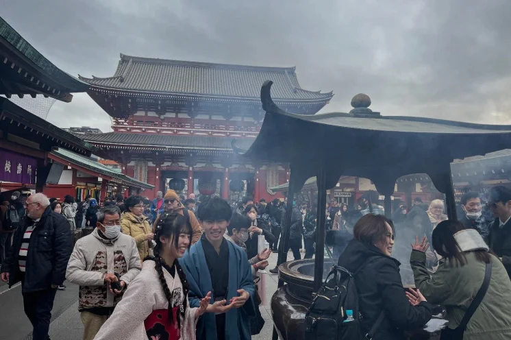 Nach dem Skimarathon geht die Reise weiter nach Tokio wo wir neben traditionellen Tempel...