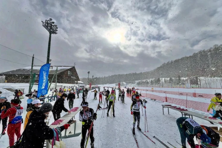 Mit ca. 800 Teilnehmern über die 25 und 50 km ist es ein vergleichbar kleines, fast schon familiäres Skirennen mit internationaler Beteiligung.