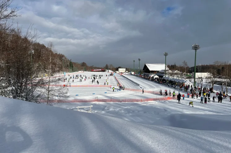 Das Start- und Zielgelände des Sapporo Skimarathon wie auch der Olympischen Spiele von 1972 - Das Shirahatayama Ski Stadium