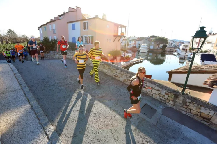 „Das Auge läuft mit” heißt es beim Saint-Tropez-Marathon, wie hier im Fischerdorf Port Grimaud