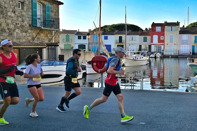 Etwa 3000 Läufer starten über die verschiedenen Distanzen. Neben dem Marathon gibt es auch die 19 km „Transgolfe” - Variante