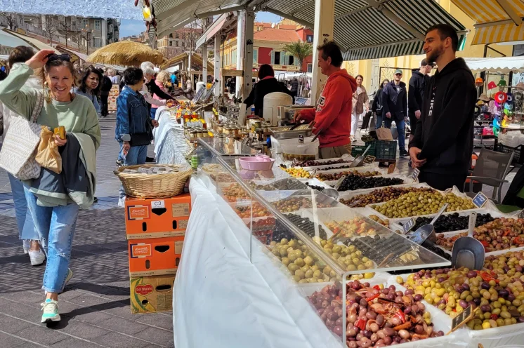 Unbedingt einen Besuch wert - der bunte Blumenmarkt in Nizza