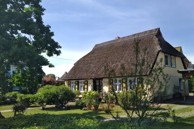 Traditionell strohgedecktes Haus in Wieck am Bodden. Wir kommen vorbei ...