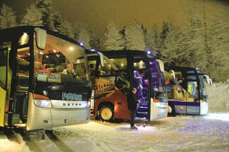 Riesenvorteil: Unsere Busse stehen am Lauftag direkt am Startgelände und sind bis zum Start vor Ort, ideal um sich immer wieder aufzuwärmen