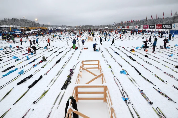Kurz vor Beginn am Start in Sälen, wer zuerst kommt "positioniert" zuerst.... Wir sind stets früh genug vor Ort um eine ideale Startposition für unsere Ski zu finden