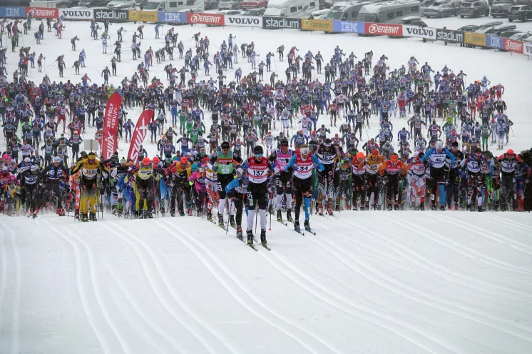 Kurz nach dem Start wartet der berüchtigte erste Berg, ein ca. 2 km langer Anstieg