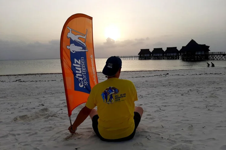 Einfach nur genießen - Sonnenuntergang am Michamvi Beach erleben