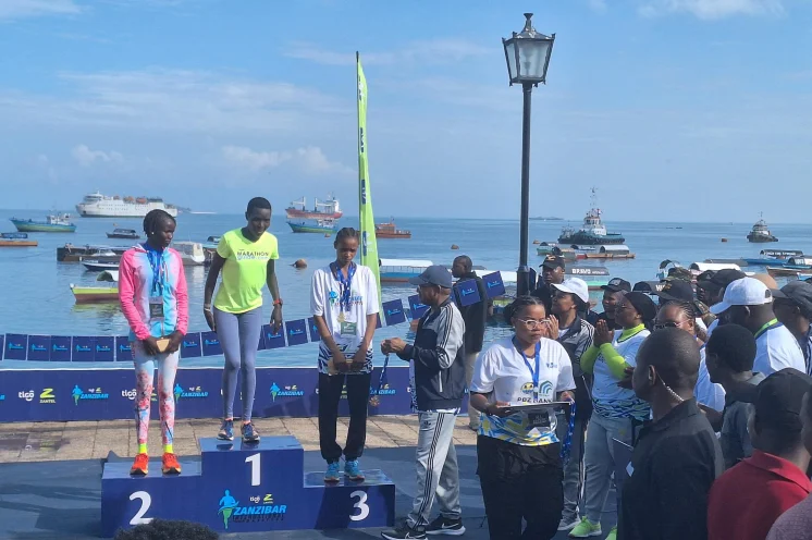 Siegerehrungen durch Präsident Dr. Hussein Ali Mvinyi