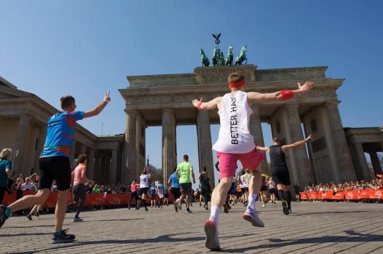 Das große Finale: Lauf durch das Brandenburger Tor beim GENERALI BERLINER HALBMARATHON | © SCC EVENTS Camera4