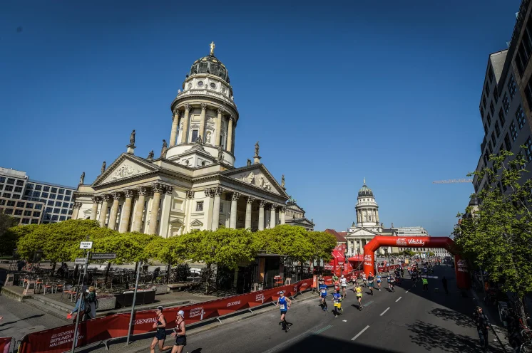 Die Strecke führt durch die City Berlins, vorbei am Gendarmenmarkt | © SCC EVENTS Sportografen