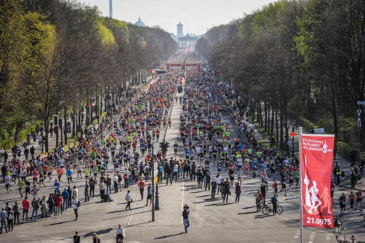 Läufer beim Start des GENERALI BERLINER HALBMARATHON | © SCC EVENTS Sportografen