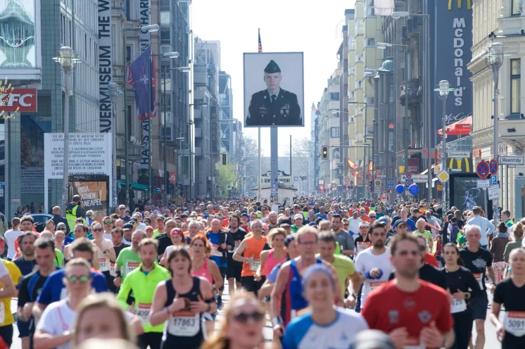 Geschichtsträchtiger Ort: Läufer/innen am Checkpoint Charly | © SCC EVENTS Camera4