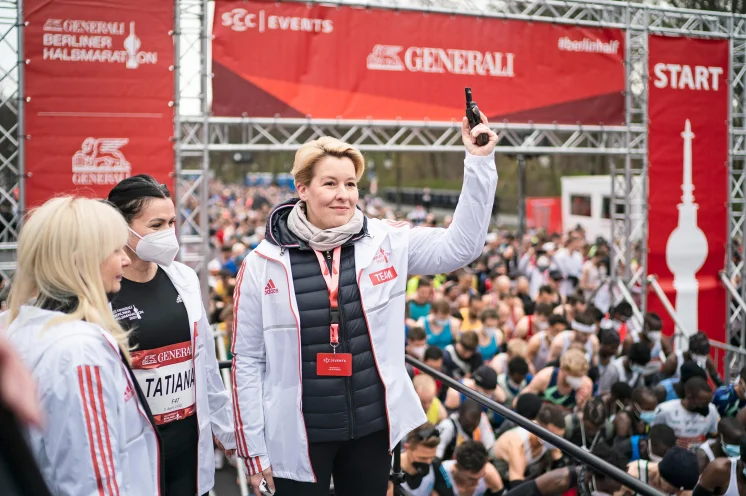 Die Regierende Bürgermeisterin von Berlin, Franziska Giffey, gibt den Startschuss zum GENERALI BERLINER HALBMARATHON 2022 | © SCC EVENTS Sebastian