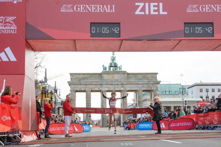 Eilish McColgan (GBR) gewinnt den GENERALI BERLINER HALBMARATHON 2023 in 65,43 Minuten | © SCC EVENTScamera 4_Tilo Wiedensohler