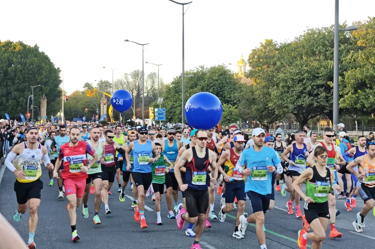 Die einzelnen Startblocks starten zeitversetzt und mit Zeitläufer