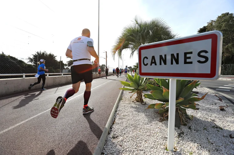 Am Ortseingang von Cannes ist es für alle Marathonis nicht mehr weit...