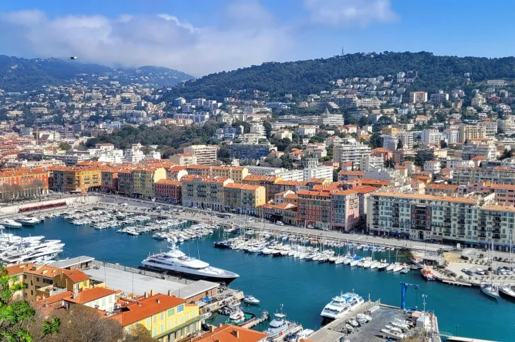 Der Hafen von Frankreichs fünftgrößter Stadt vom berühmten Colline du Château aus
